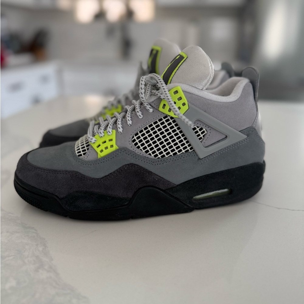 Jordan 4 Volt/Grey